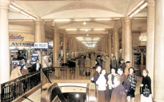 Nákupní galerie pod povrchem Barcelony