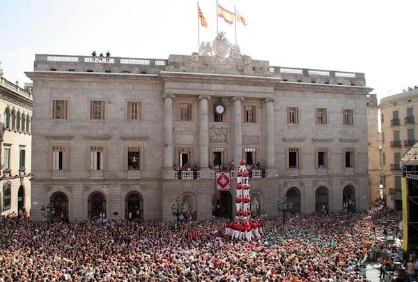 遊行 castells 在巴塞羅那