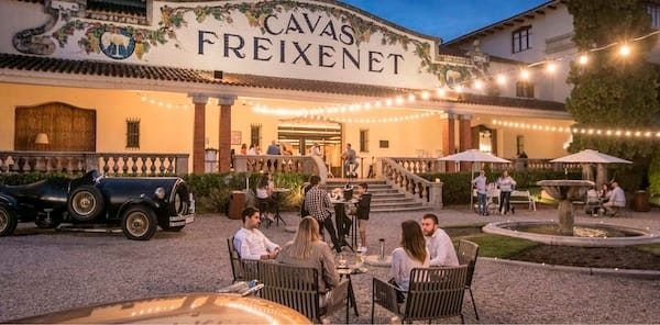 傍晚時分，品嚐葡萄酒 cava 在 Freixenet 酒莊